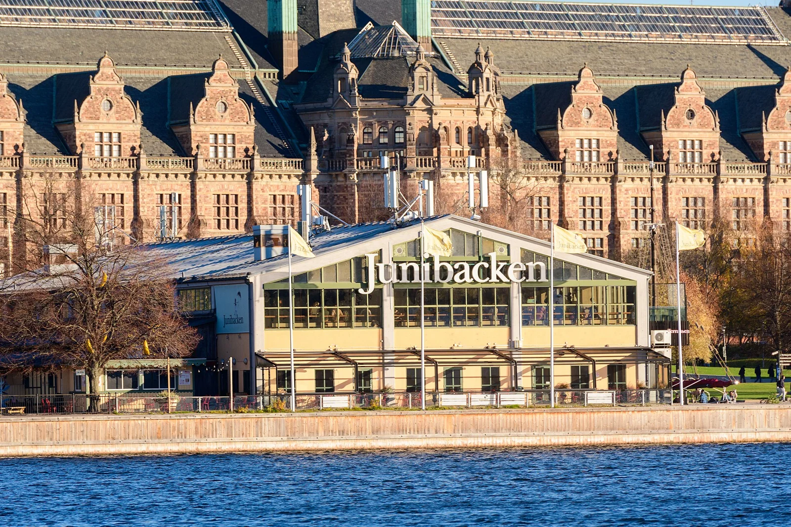 Junibackens byggnad vid vattnet på Djurgården