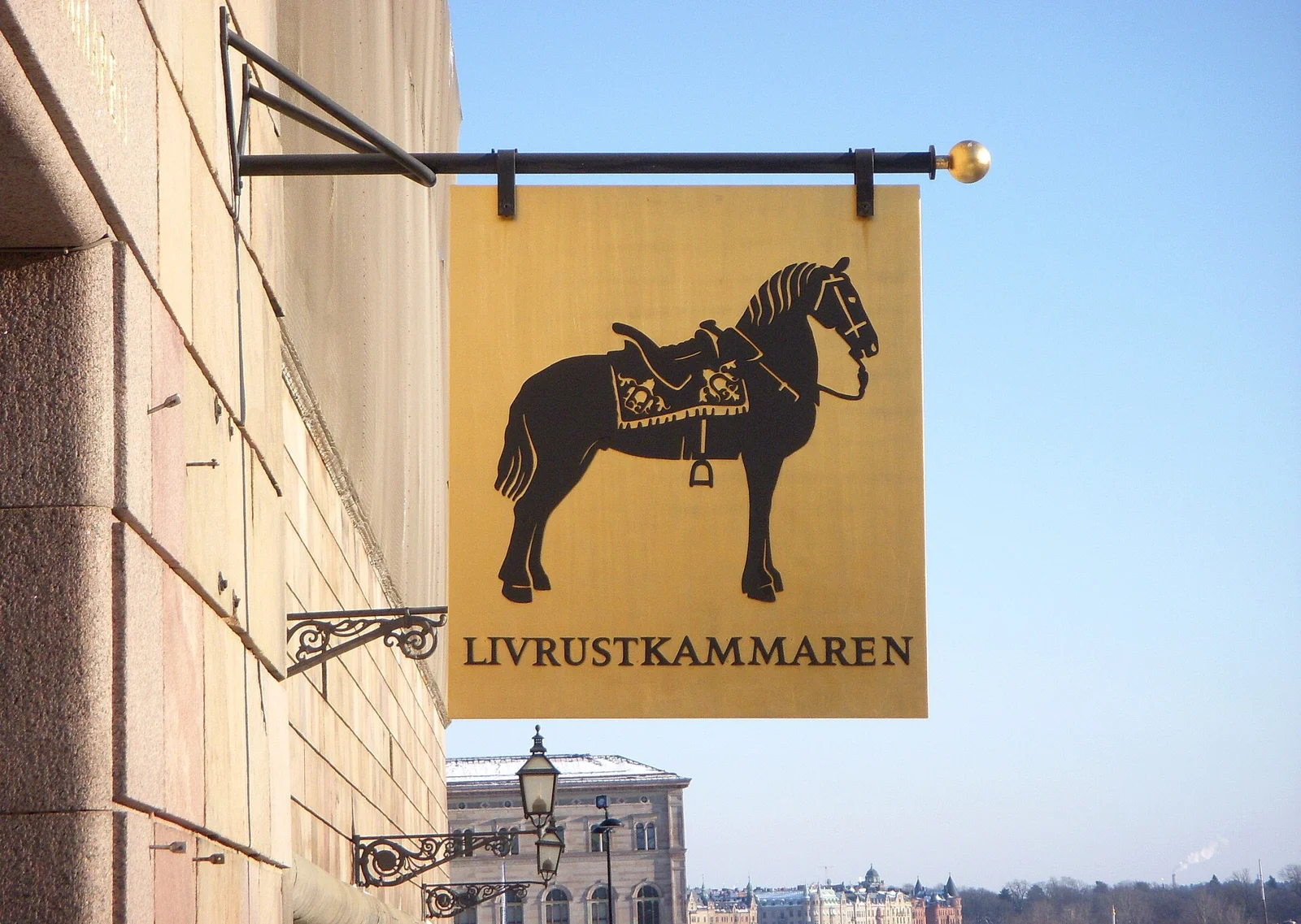 Livrustkammarens skylt vid Kungliga slottet