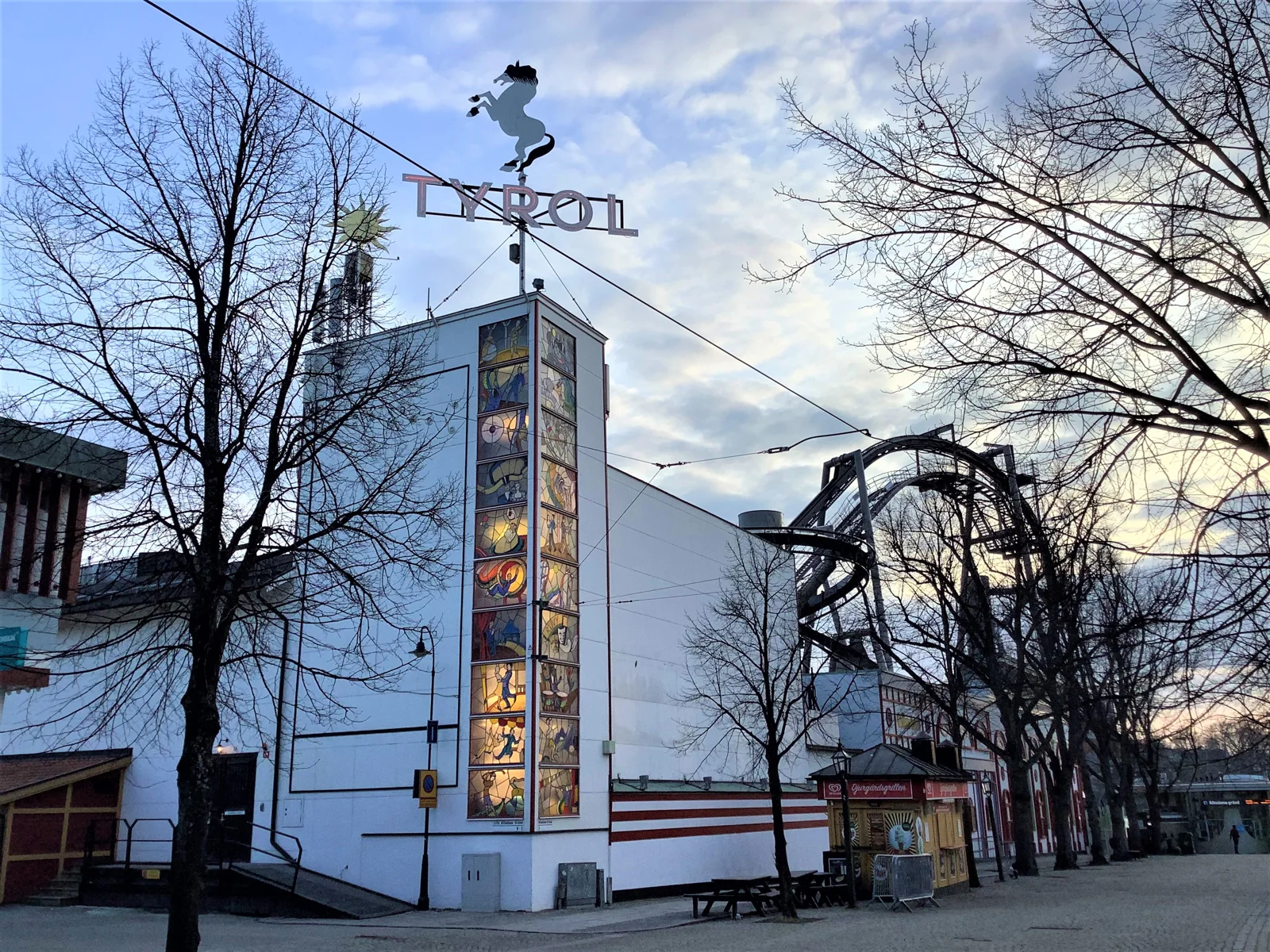 Restaurang Tyrols exteriör – platsbild, inte ett foto från föreställningen.
