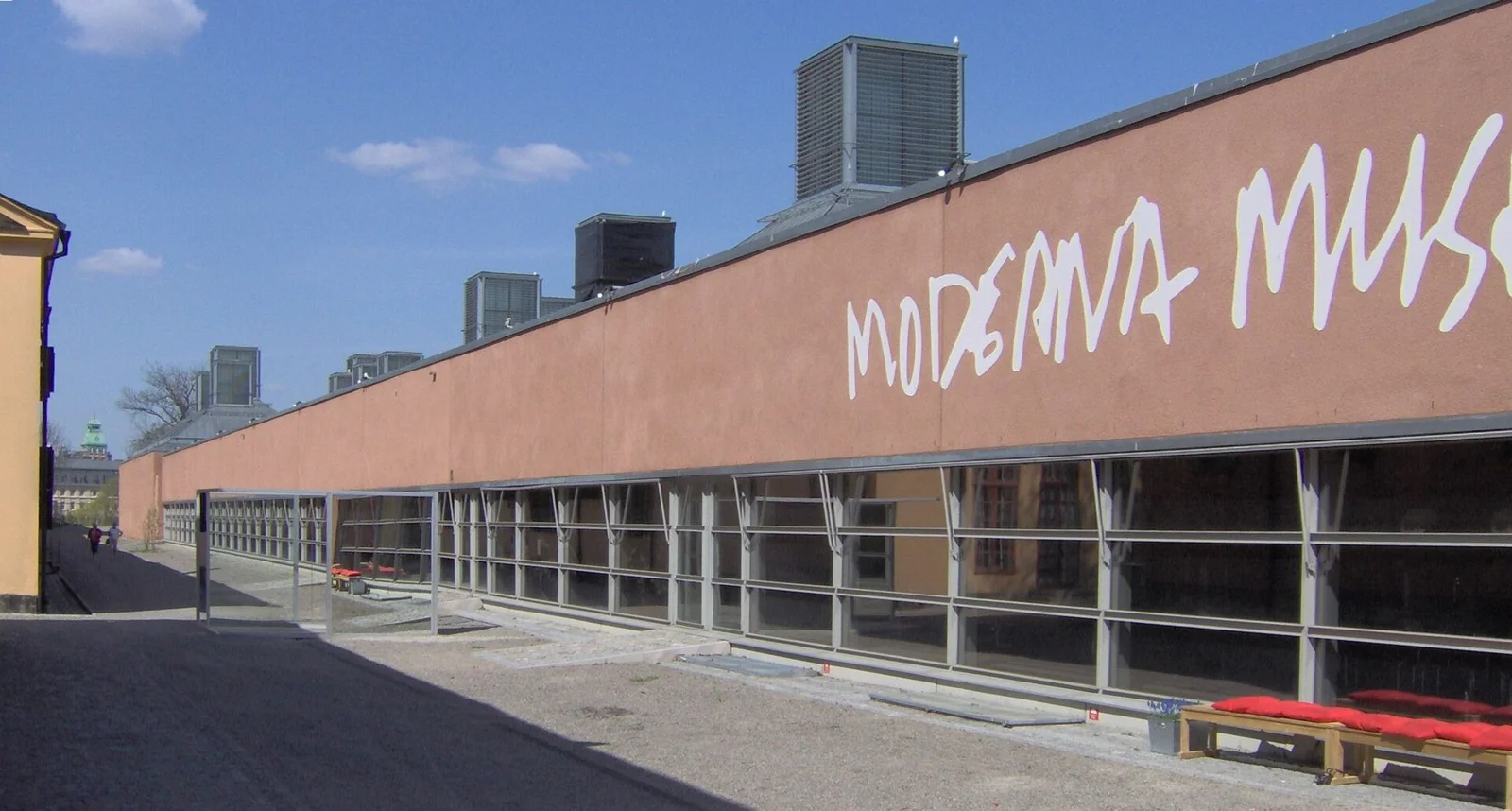 Moderna Museets fasad på Skeppsholmen, fotograferad 2006